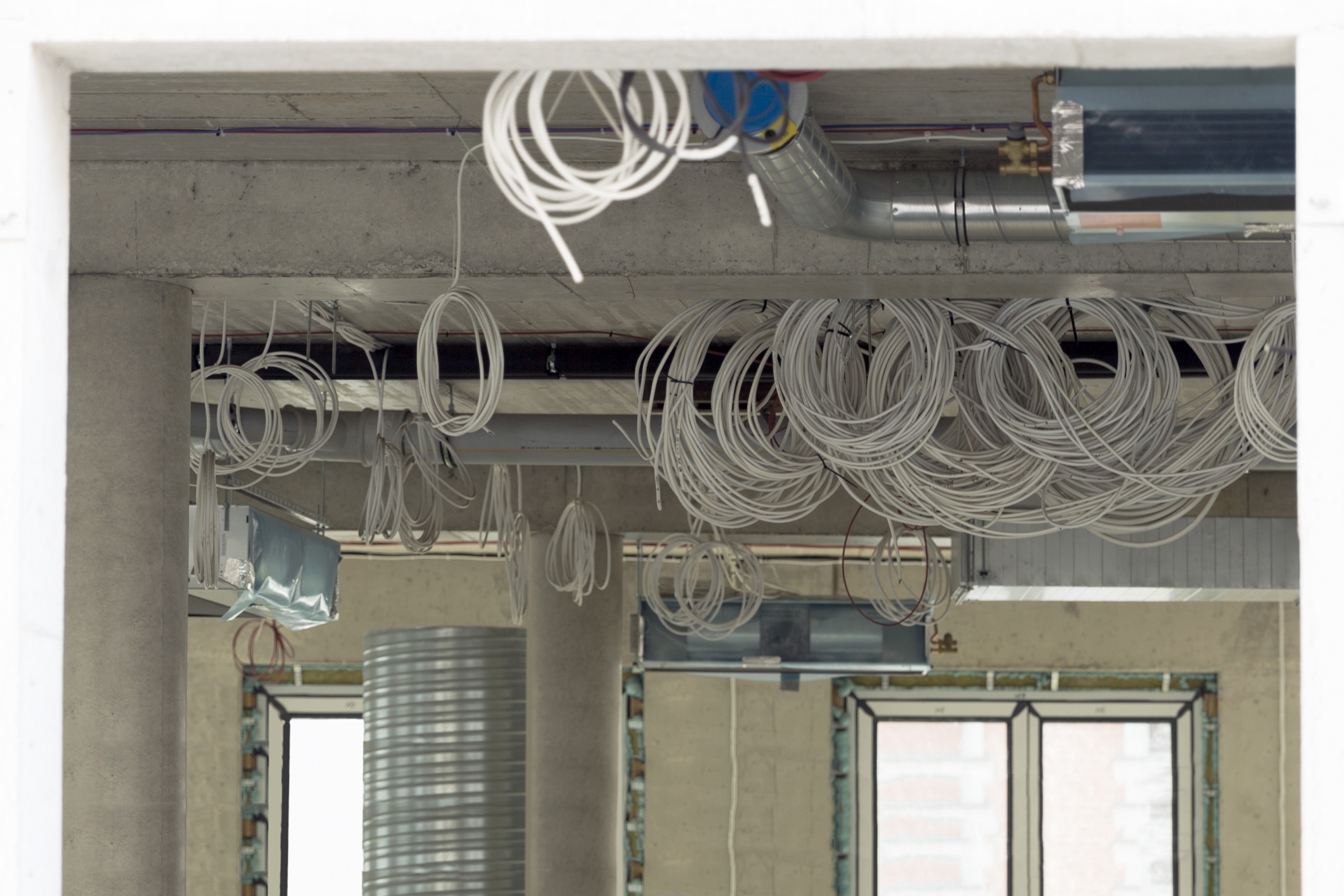 kable elektryczne zwisające z sufitu
